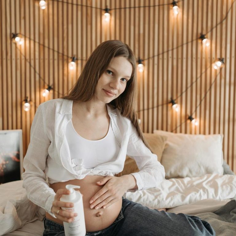 Applying-lotion-8c773155b96942d79bd935c91f0358ec