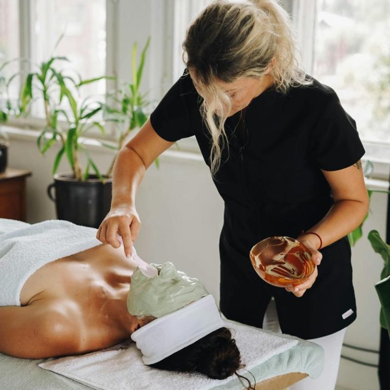 Face-massage-159df9cd6f954182acb98b79b191f998